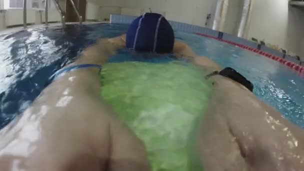 Man Learning Swim Pool — Stock Video