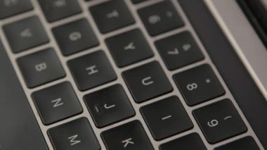 Laptop klavye tuşları üstten görünüm