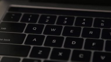 Laptop klavye tuşları üstten görünüm