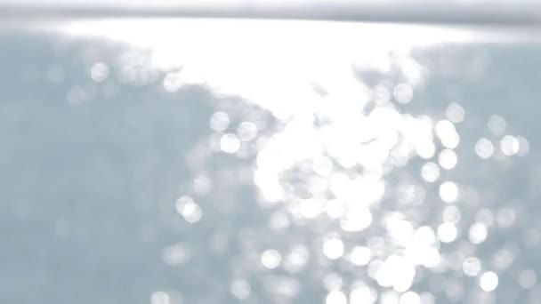 Éblouissement du soleil sur l'eau 