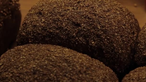 Pan marrón casero fresco de cerca — Vídeos de Stock