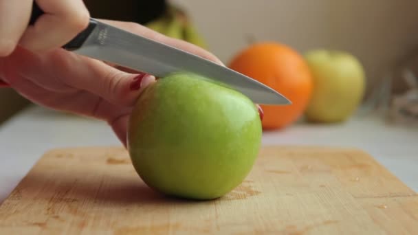 Apple Cut to make fresh smoothie — Stock Video