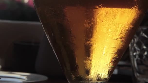 Пиво с пузырьками в ресторане — стоковое видео