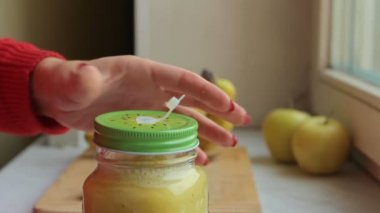 kız meyve yüzlü kapatır ve pipet ekler