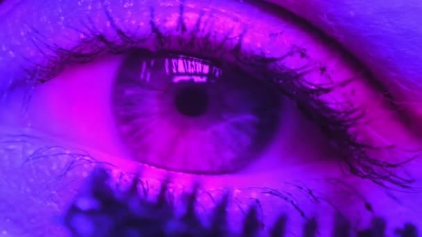 妇女在她的睫毛应用睫毛膏-宏观拍摄与发光的霓虹灯 — 图库视频影像