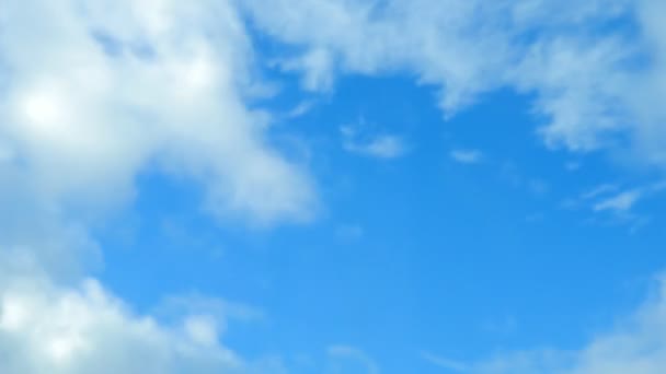 Nuvens brancas no céu azul, timelaps — Vídeo de Stock