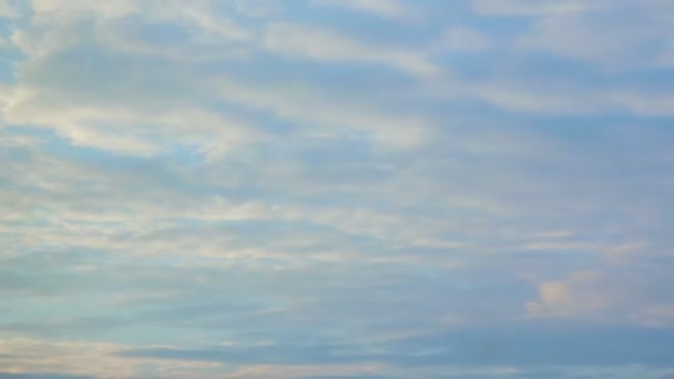 Белые облака в голубом небе, временные рамки — стоковое видео