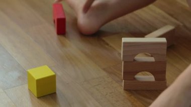 3 yaşındaki çocuk çocuk ahşap bloklar ile oynamak, evde ev inşa.