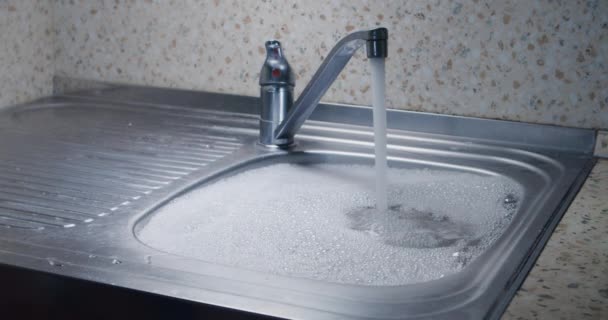 Overflowing kitchen sink with water and foam blockage sin — Stock Video