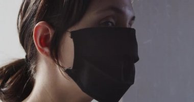 Siyah Yüzlü Kadın Maskesi