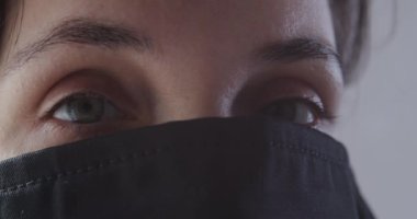 Siyah Yüzlü Kadın Maskesi