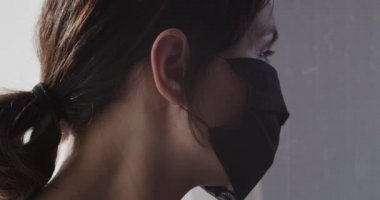 Siyah Yüzlü Kadın Maskesi