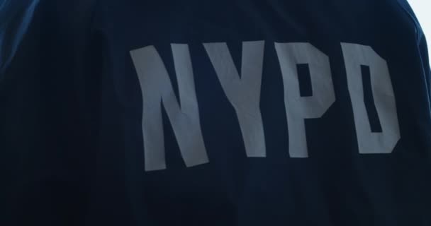 Närbild av NYPD Shirt Patch och tillbaka — Stockvideo