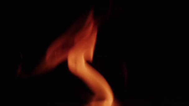 Закрыть горящий огонь в замедленной съемке — стоковое видео