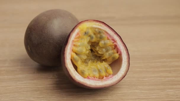 Gros plan d'un fruit et demi de la passion — Video