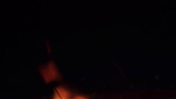 Gros plan du feu brûlant au ralenti