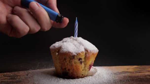 Anzünden einer Kerze auf einem Muffin — Stockvideo