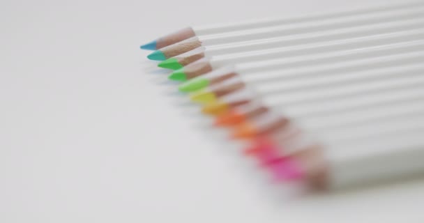 Lápices de colores sobre fondo de mesa blanco — Vídeos de Stock