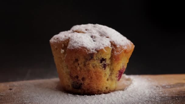 Strooien Icing op frambozenmuffin — Stockvideo