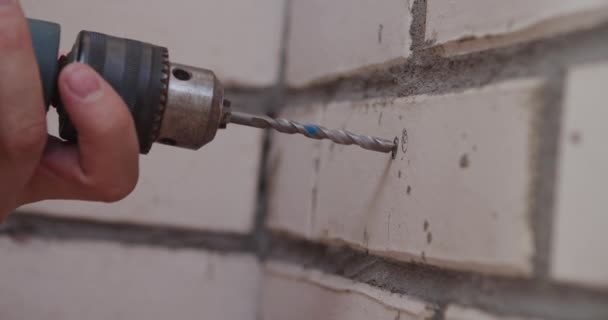 Um furo de perfuração em uma parede de tijolos — Vídeo de Stock