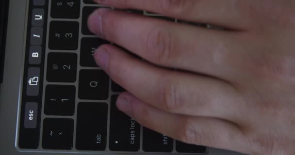 Mężczyzna ręce wpisując na laptopie w biurko — Wideo stockowe
