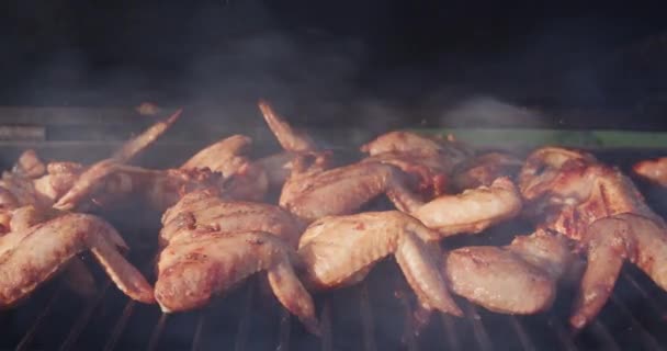 Nagy néger csirke főzés grill — Stock videók