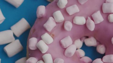 Beyaz şekerli pembe çörek mavi renkte döner.