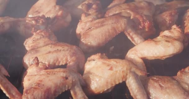 Memasak ayam bbq pada panggangan barbekyu — Stok Video
