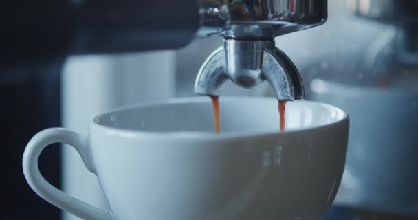 Hacer una taza de café fuerte en una máquina de café — Vídeos de Stock