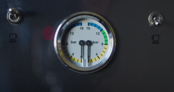 Espresso machine meter met negen bar druk — Stockvideo