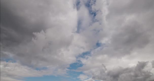 Dramatische Gewitterwolken vor dem Regen Zeitraffer. Gewitter zieht auf — Stockvideo