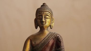 Buda 'nın bronz heykeli gün ışığında parlıyor.