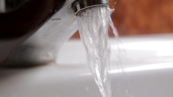 Fließend Wasser aus dem Wasserhahn — Stockvideo