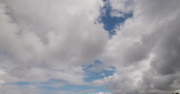 Chmury poruszają się płynnie przed deszczem błękitnego nieba. timelapse szeroki strzał. — Wideo stockowe