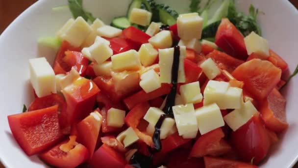 Vinagre balsámico que se vierte sobre ensalada — Vídeo de stock