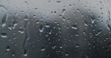 Pencere camında kayan gerçek yağmur damlaları