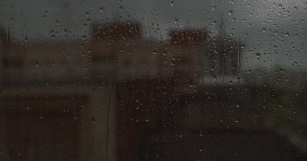 Regentropfen rutschen auf Fensterscheibe — Stockvideo