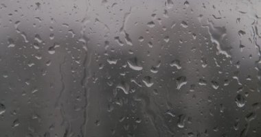 Pencere camında kayan gerçek yağmur damlaları