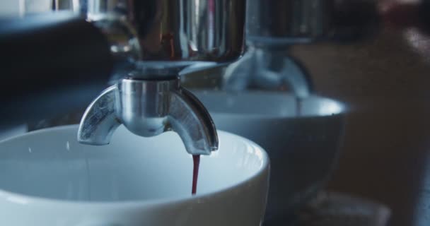 Наливание кофе из кофеварки в чашку — стоковое видео