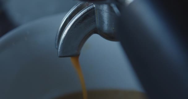 Наливание кофе из кофеварки в чашку — стоковое видео