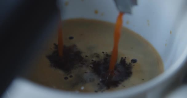 Häll kaffe från kaffemaskinen i koppen — Stockvideo