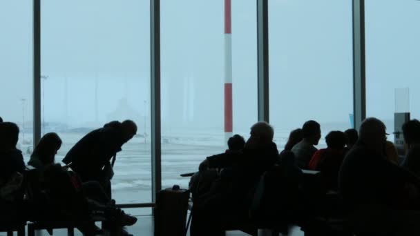 Pasajeros que esperan a bordo están atrapados en el aeropuerto — Vídeos de Stock