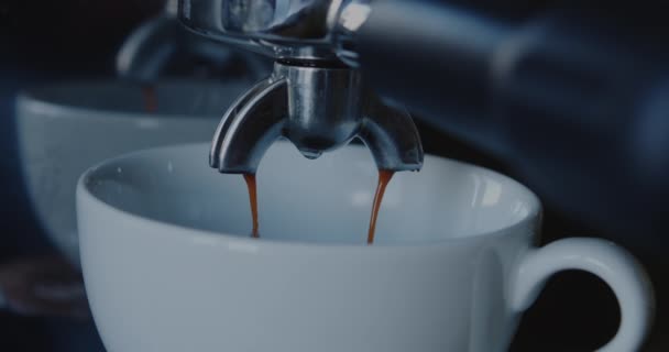 Кофе из кофеварки в чашке — стоковое видео