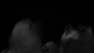 Aşağıdan gelen duman, uzayda süzülen ve dönen