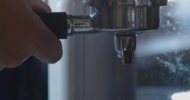 Barista удаляет держатель фильтра кофе из кофеварки — стоковое видео