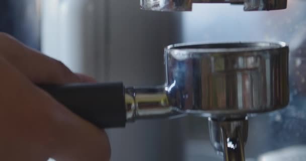 Barista pone soporte de café en una máquina de café — Vídeos de Stock