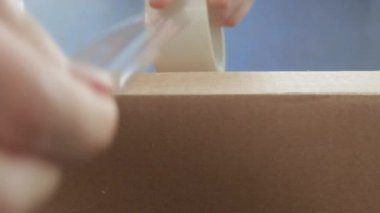 Bir makas ile karton kutu paketleme