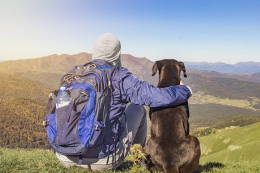 İnsan ve köpek dağın zirvesinde