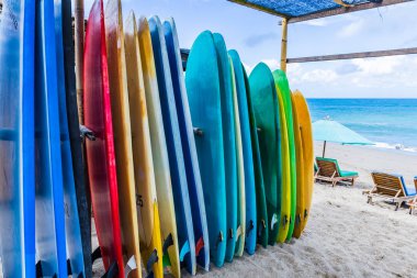 Farklı renk ve boyut Surfboards Bali plajda ayakta