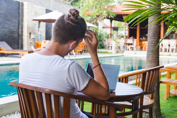 Echte Freelancer Werkt Afstand Een Laptop Buurt Van Een Zwembad — Stockfoto